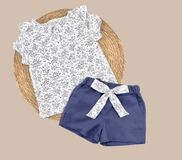 CONJUNTO BLUSA FLORES Y BERMUDA MARINA CON LAZADA A TONO