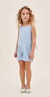 MONO PLUMETI DADATI CELESTE, DETALLE BOLSILLOS LATERALES Y LAZADA TRASERA 